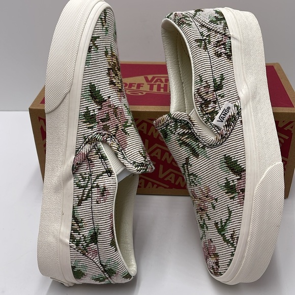 Vans WMNS Classic Slip-On Tapestry Floral Marshmall
VN000BVZCCZ
Sneakers - Picture 11 of 16